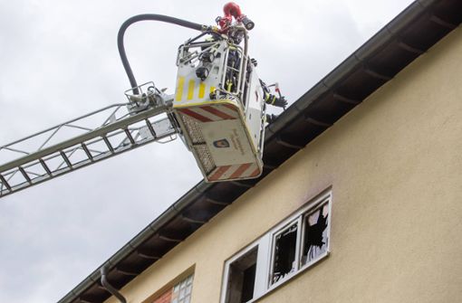 Die Feuerwehr musste zwei Bewohner des Dachgeschosses aus ihrer Wohnung retten. Foto: 7aktuell.de/Simon Adomat