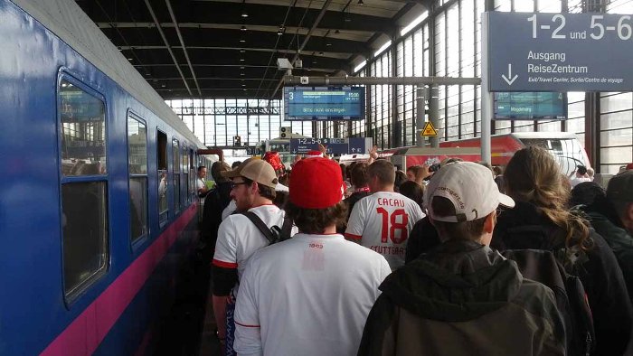 Fans trotzen dem Bahnstreik