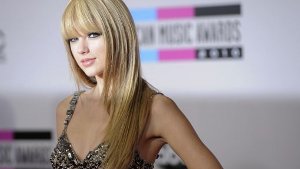 Ungewohnt, der Look von Taylor Swift. Die Country-Lerche kam mit Pony und geglätteten Haaren. Die 20-Jährige sahnte in der Kategorie beste Country-Sängerin ab. Foto: AP