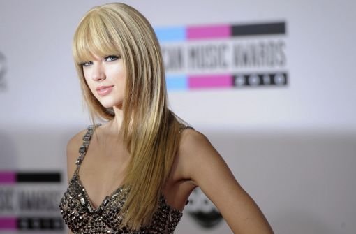 Ungewohnt, der Look von Taylor Swift. Die Country-Lerche kam mit Pony und geglätteten Haaren. Die 20-Jährige sahnte in der Kategorie beste Country-Sängerin ab. Foto: AP