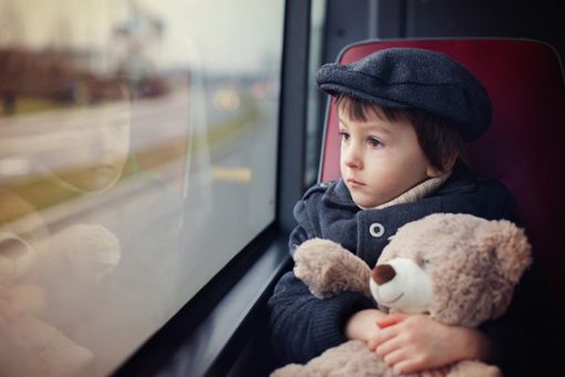 Unter bestimmten Bedingungen dürfen Kinder allein mit dem Zug fahren.