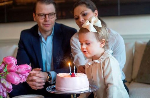 Zwei Kerzen darf Estelle am Sonntag auf ihrem Geburtstagskuchen ausblasen. Das schönste Geschenk ist sicher die Geburt ihrer noch namenlosen Cousine in New York. Foto: Facebook Königshaus Schweden