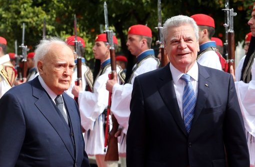 Bundespräsident Joachim Gauck (rechts) wird bei seinem Besuch in Athen vom griechischen Präsidenten Karolos Papoulias empfangen. Foto: dpa