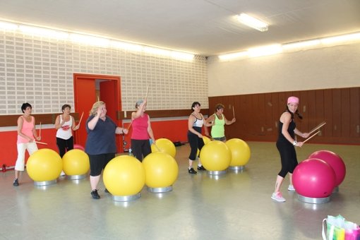 Antia Jäckle zeigt ihren Kursteilnehmerinnen die Übungen. Foto: Maike Woydt