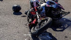Bei dem Unfall zwischen einem Motorrad- und einem Lkw-Fahrer wurde der Zweiradfahrer schwer verletzt. Foto: SDMG