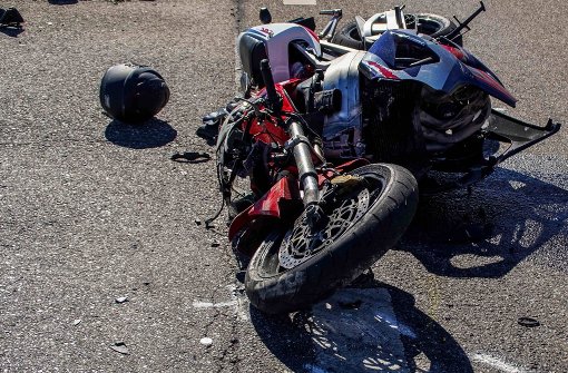 Bei dem Unfall zwischen einem Motorrad- und einem Lkw-Fahrer wurde der Zweiradfahrer schwer verletzt. Foto: SDMG