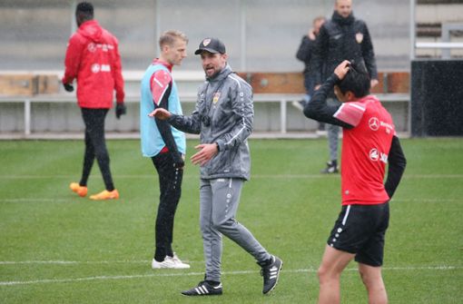 Die Relegation im Fokus: VfB-Trainer Sebastian Hoeneß. Foto: Pressefoto Baumann/Julia Rahn