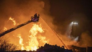 Feuer zerstört Holzplattenfirma – Schaden geht in die Millionen