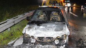Der ausgebrannte Wagen musste abgeschleppt werden. Foto: SDMG