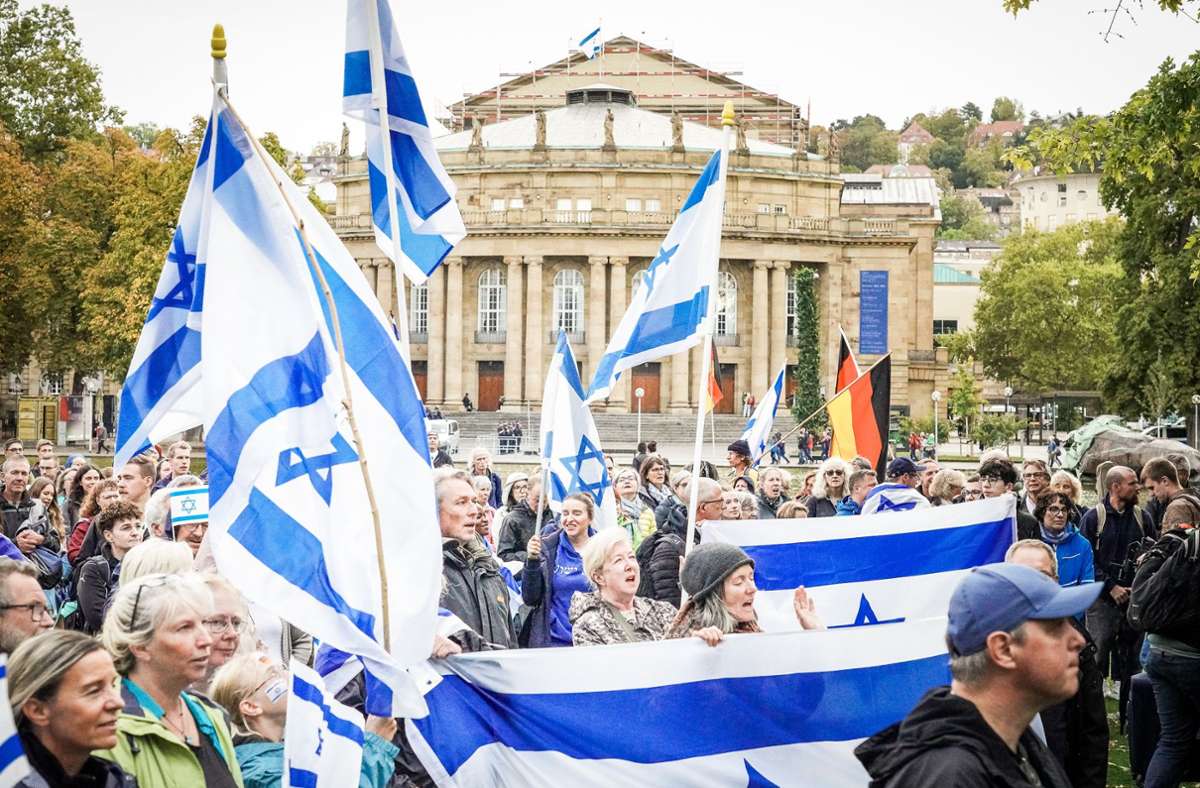 Demo in Stuttgart: Teilnehmer zeigen Solidarität mit Israel - Stuttgart
