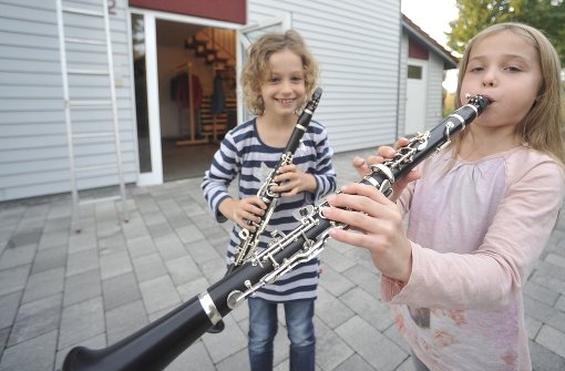Die Kinder probieren die Instrumente gleich aus. Foto: Werner Kuhnle