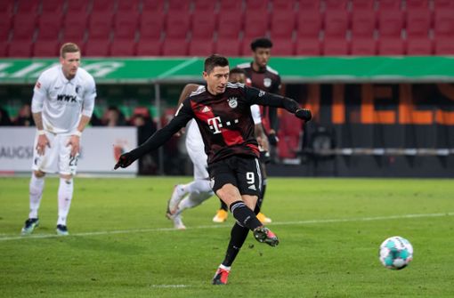 Robert Lewandowski verwandelte einen Elfmeter für die Bayern um 1:0-Endstand. Foto: dpa/Sven Hoppe