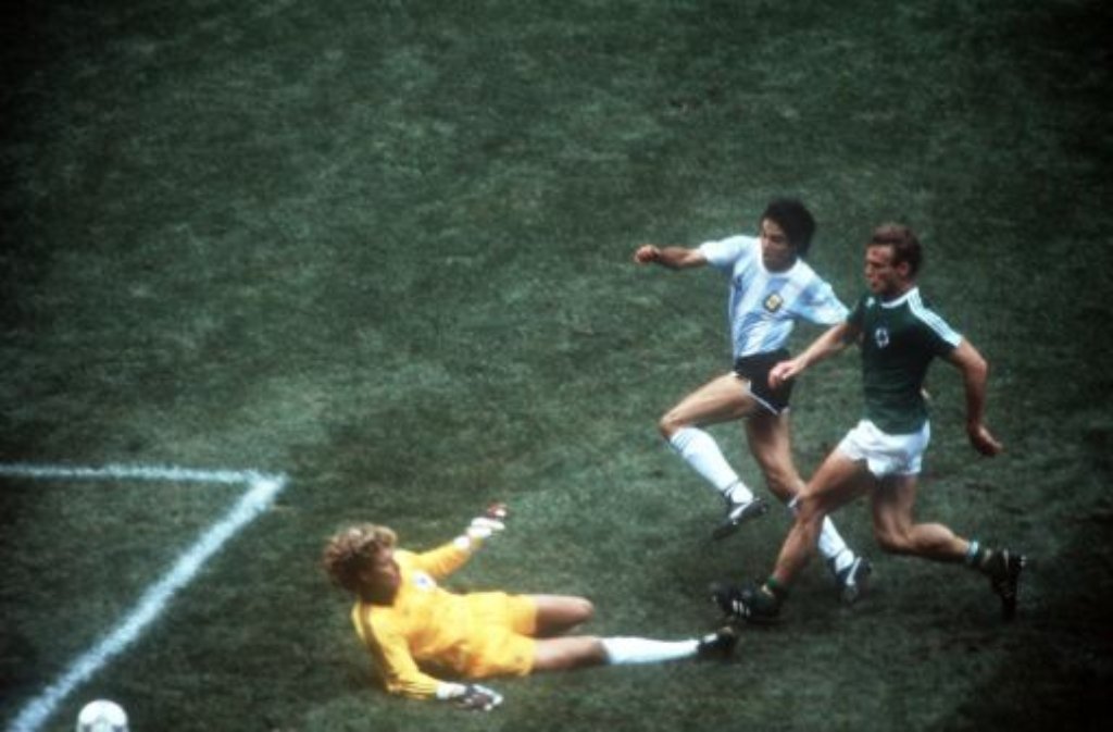 Zwanzig Jahre und sechs Freundschaftsspiele später wird es am 29. Juni 1986 ernst: Man trifft sich im WM-Finale. 3:2 heißt es am Ende. Jorge Burruchaga erzielt den Siegestreffer, ...