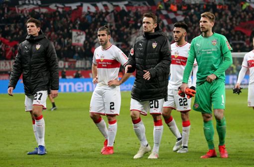 Bedröppelt: Die VfB-Profis nach dem Spiel in Leverkusen. Foto: Pressefoto Baumann
