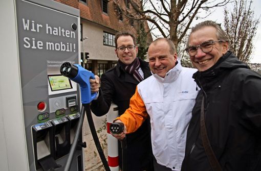 Die neue E-Ladesäule wird von Jan Trost, Lars Grunder und Friedemann Sorg (von links) auf dem Parkplatz an der Grabenstraße präsentiert. Foto: Oliver von Schaewen