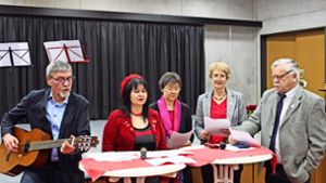 Ulrich Doster, Elaine Rauhöft, Heidrun Rohse, Ingrid Münning-Gaedke und Walter Keck (von links) singen beim Neujahrsempfang. Foto: Tilman Baur