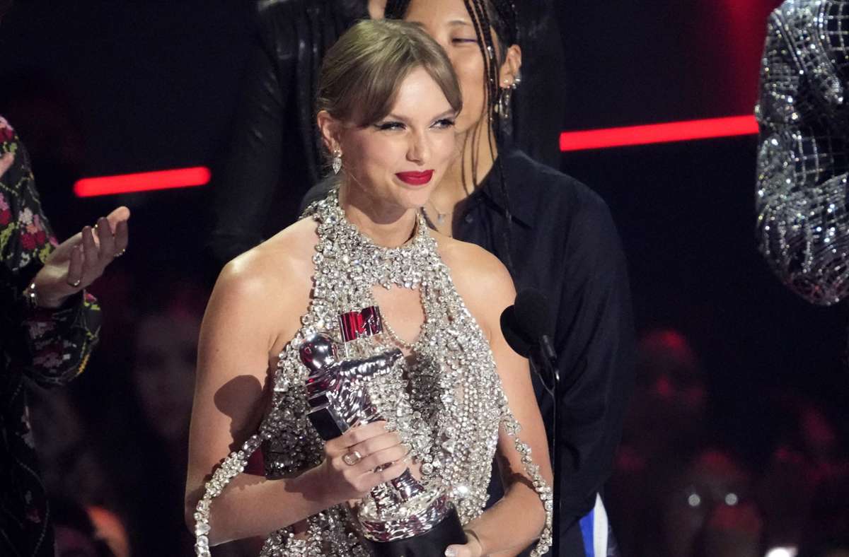 Taylor Swift nahm  den Preis für das Video des Jahres für „All Too Well“  entgegen.