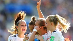 Warum die DFB-Frauen die Kanzlerin feiern