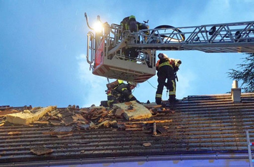 Der Blitz schlug in Stuttgart am Frauenkopf in einen Dachstuhl ein, dadurch kam es zu einem Schwelbrand. Verletzt wurde niemand.
