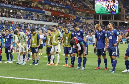 Nach der Niederlage waren die japanischen Spieler enttäuscht und niedergeschlagen. Doch ihr Verhalten im Anschluss an der Achtelfinale wird in den sozialen Medien honoriert. Foto: kyodo