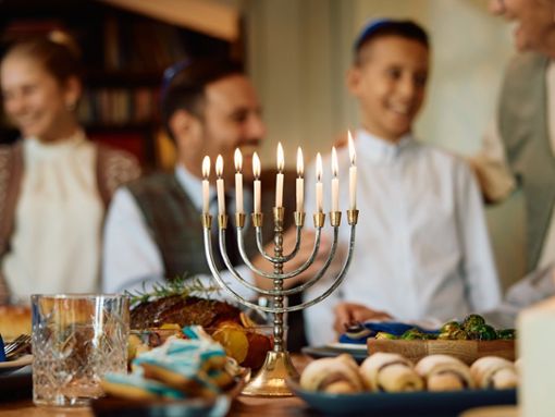 Das jüdische Lichterfest Chanukka findet dieses Jahr vom 7. bis 15. Dezember statt. Foto: Drazen Zigic/Shutterstock.com