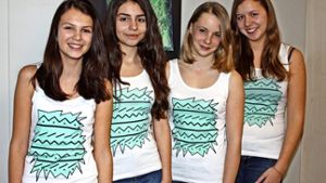 Schülerinnen lassen faire Kleidung produzieren