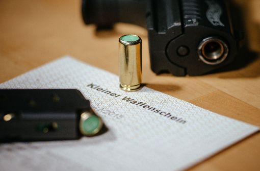 Die Zahl der Besitzer eines kleinen Waffenscheins nimmt weiter zu. Foto: dpa-Zentralbild