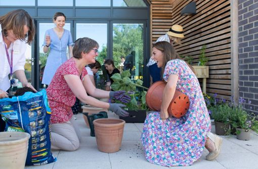 Zusammen mit Ehrenamtlichen bepflanzt  Herzogin Kate den Garten eines Hospizes. Foto: AFP/Joe Giddens