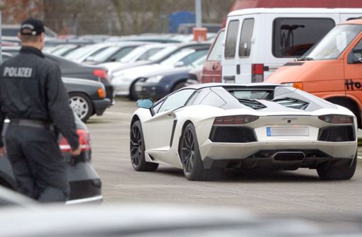 Die Polizei beobachtet den Lamborghini des ehemaligen Fußball-Profis Tim Wiese Foto: dpa