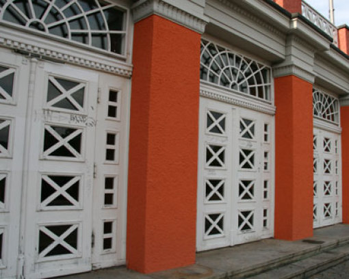 Das Portal der Turn- und Festhalle besticht mit frischen Farben und reichen Verzierungen. Foto: Müth