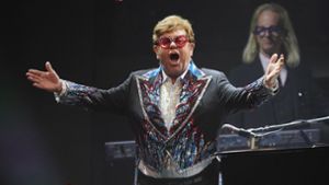 Mit einer schillernden Show hat Elton John in Stockholm seine Abschiedstour „Farewell Yellow Brick Road“ beendet. Foto: dpa/Yui Mok