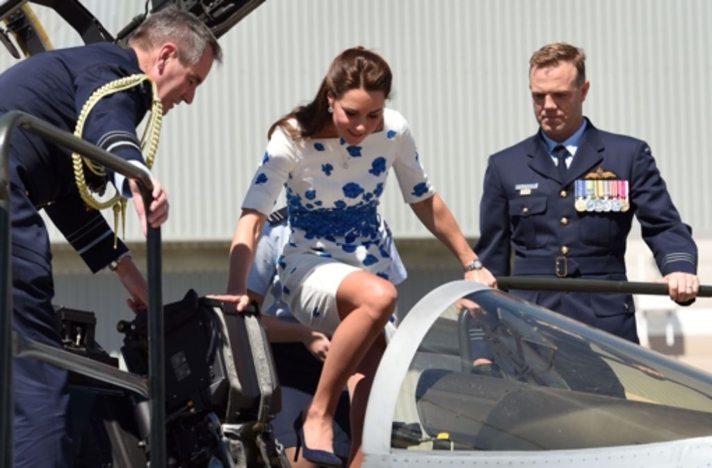 Die britische Regenbogenpresse ergötzt sich an Kates Marilyn Monroe moments, die Queen ist angeblich not amused: Beim mühevollen Einsteigen in einen Kampfjet im australischen Brisbane zeigt Kate im April viel Bein.
