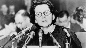 Rachel Carson erklärt 1963 einem Ausschuss des US-Senats die verheerenden Wirkungen von DDT. Foto: imago images/Everett Collection