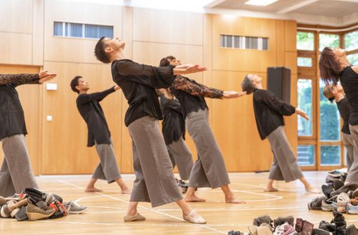 Körperspannung und volle Konzentration: Die Frauen der Tanzwerkstatt bei der Probe im Rhythmikon der SMTT. Foto: Stefanie Schlecht
