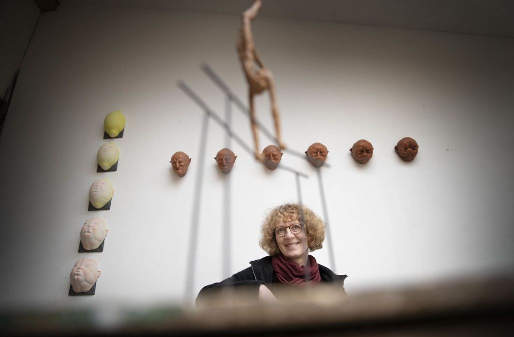 Die Künstlerin Anette Mürdter in ihrem Atelier in Winterbach. Foto: Gottfried Stoppel