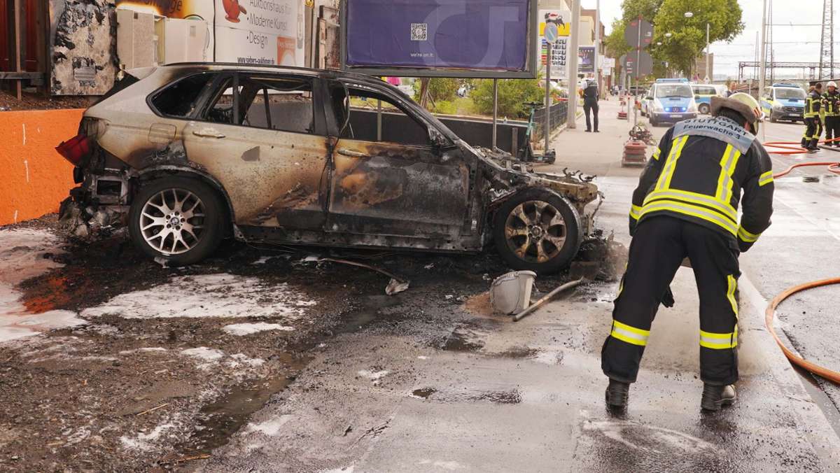 Auto brennt in Stuttgart: 56-Jähriger ignoriert Warnungen der