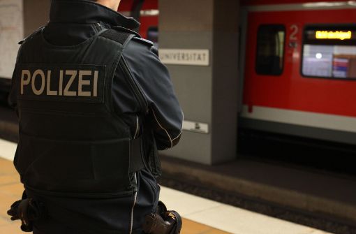 An der Haltestelle Universität ist in einer S-Bahn ein verdächtiges Paket untersucht worden. Foto: 7aktuell.de/David Skiba