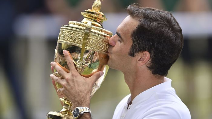 Roger Federer setzt sich die Krone auf