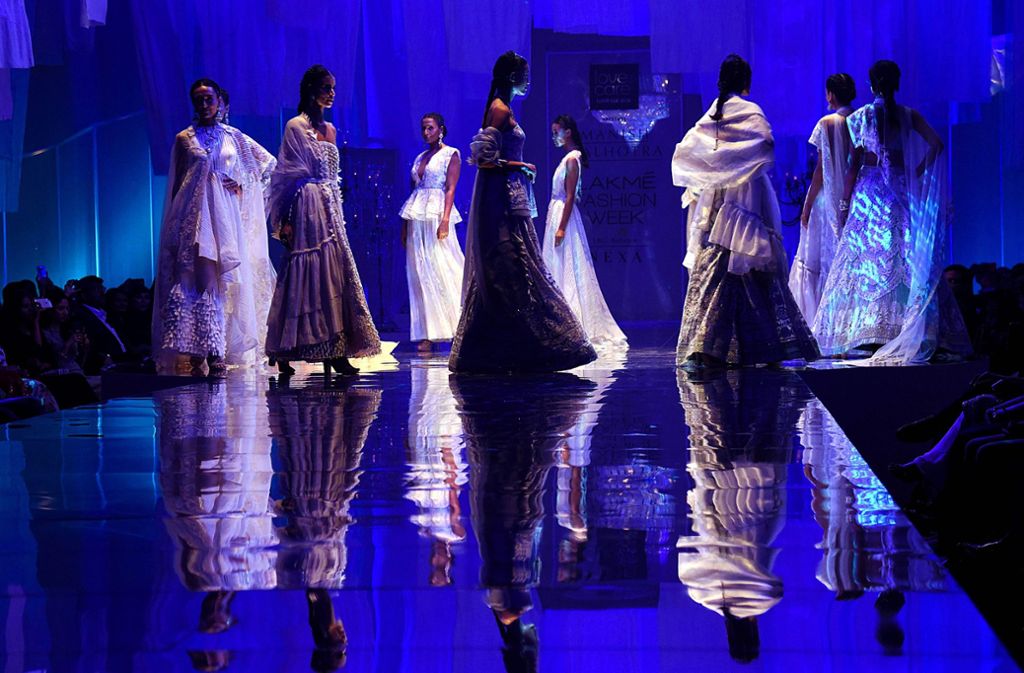 Die Kleider auf dem Laufsteg der Lakmé Fashion Week erinnern an Bollywood-Filme. Foto: AFP