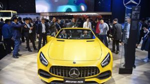 Auch Mercedes-Benz war auf der Ausstellung vertreten. Foto: AFP/HECTOR RETAMAL