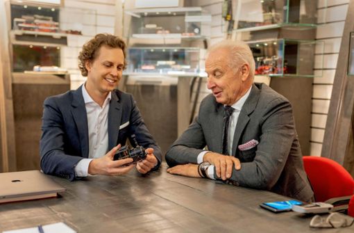 „Wie heißt die Lok noch mal?“, fragt Michael Sieber (rechts) seinen Sohn, den Märklin-Chef Florian Sieber. Dabei weiß er, dass „Emma“ der Verkaufserfolg des Jahres war. Foto: Simba Dickie