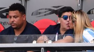 Wenn es auf dem Platz nicht läuft, muss man sich eben eine andere Beschäftigung suchen. Diego Maradona (Mitte) entscheidet sich fürs Küssen. Foto: Getty Images Europe