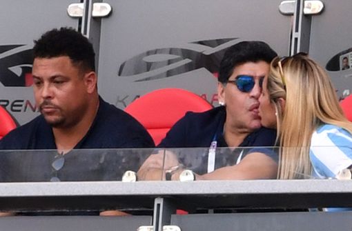 Wenn es auf dem Platz nicht läuft, muss man sich eben eine andere Beschäftigung suchen. Diego Maradona (Mitte) entscheidet sich fürs Küssen. Foto: Getty Images Europe