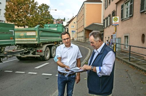 Albert Kamm (rechts) will die Luft auch an der Esslinger Ringstraße besser machen. Unterstützung verspricht der Abgeordnete Andreas Deuschle. Foto: Roberto Bulgrin