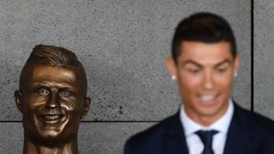 Gut getroffen oder weit verfehlt? Bei der Einweihung des Flughafens auf Madeira machten sich einige Gäste über die Nachbildung von Cristiano Ronaldo lustig. Foto: AFP