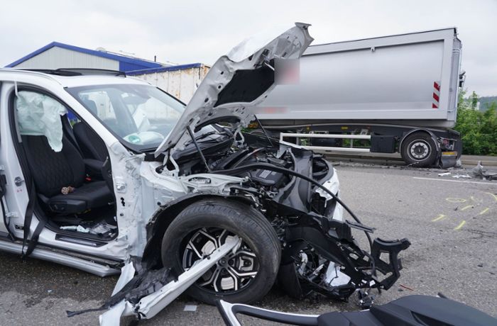 Unfall in Stuttgart-Hedelfingen: Auto kracht in Sattelauflieger – mehrere Verletzte