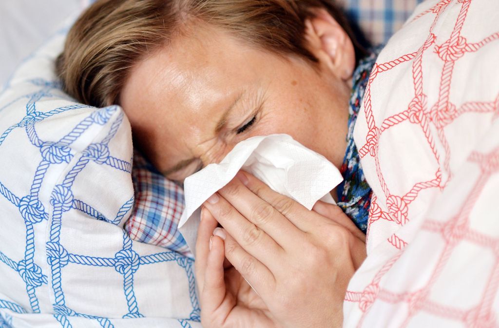 Wer unter einer Grippe leidet, sollte sich im Bett auskurieren. Foto: dpa