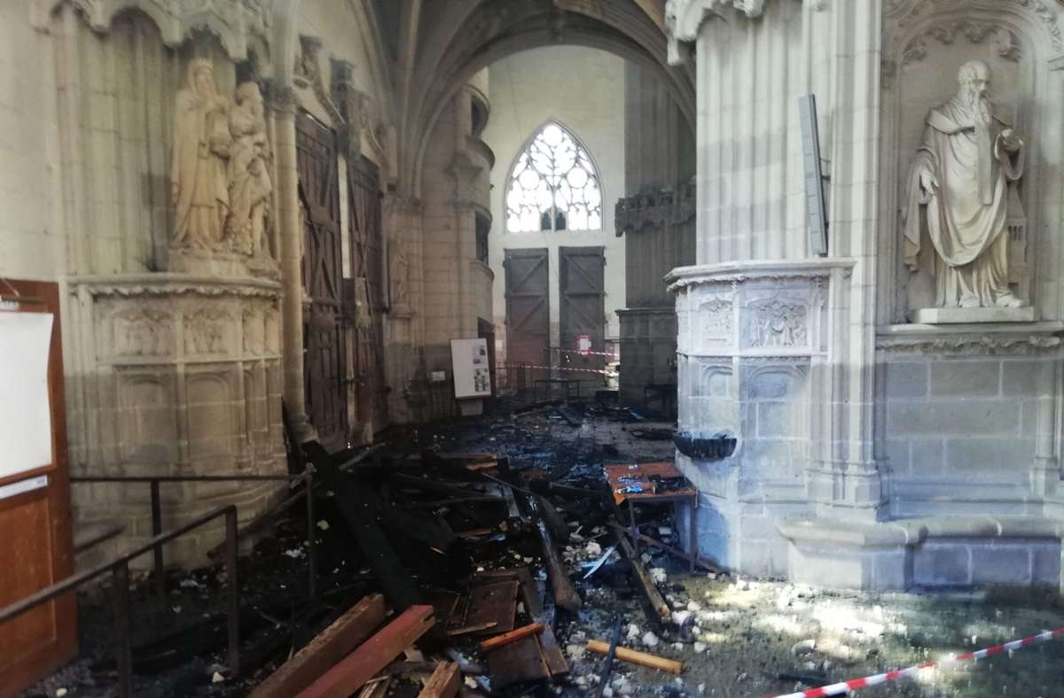 Trümmer liegen im Inneren der Kathedrale.
