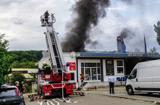 Das Feuer in der Kfz-Werkstatt brach gegen 18.10 Uhr aus. Foto: SDMG / Kohls