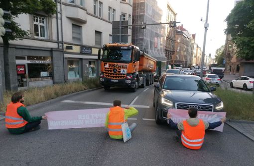 Am Montagmorgen blockieren Klimaaktivisten die B14 in der Nähe des Marienplatzes. Foto: Fotoagentur Stuttgart/Rosar